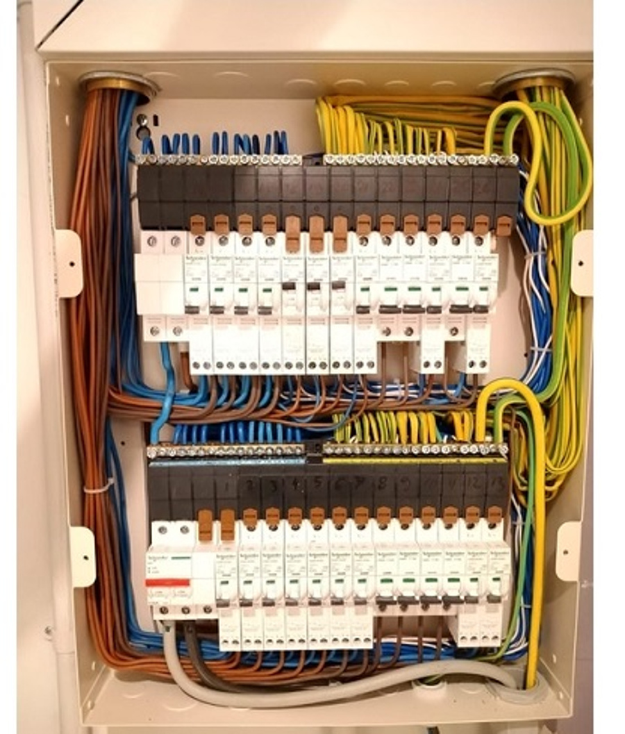 d&eacute;couvrez &eacute;lectricit&eacute; moderne courbevoie : installation, d&eacute;pannage et mise aux normes &eacute;lectriques pour particuliers et professionnels &agrave; courbevoie. service rapide et travaux de qualit&eacute;.