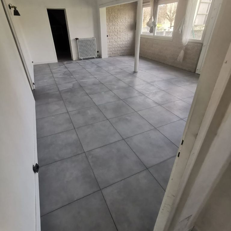 d&eacute;couvrez le prix du carrelage au m&sup2;, les facteurs qui influencent le tarif et des conseils pour bien choisir votre rev&ecirc;tement de sol selon votre budget.