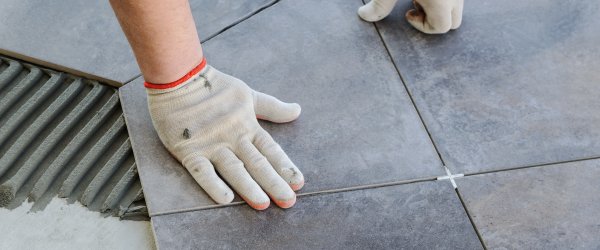 d&eacute;couvrez le prix du carrelage au m2, les facteurs qui influencent les tarifs et les conseils pour bien choisir votre rev&ecirc;tement de sol au meilleur rapport qualit&eacute;-prix.