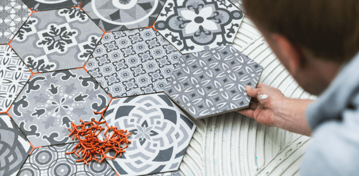 d&eacute;couvrez le prix au m2 d&rsquo;un carreleur pour la pose de carrelage : tarifs moyens, facteurs qui influencent le co&ucirc;t et conseils pour bien estimer votre budget travaux.