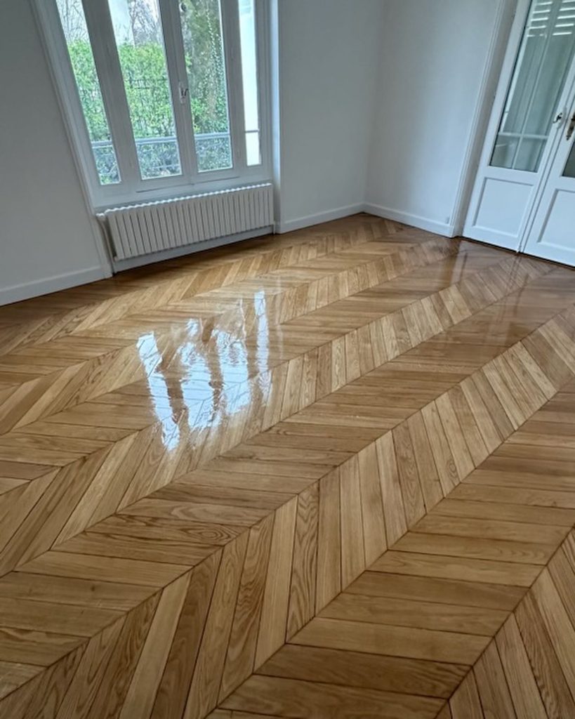 d&eacute;couvrez le prix de pose d'un parquet stratifi&eacute;, les tarifs moyens au m&sup2;, les facteurs qui influencent le co&ucirc;t et nos conseils pour estimer et r&eacute;ussir votre projet de r&eacute;novation de sol.