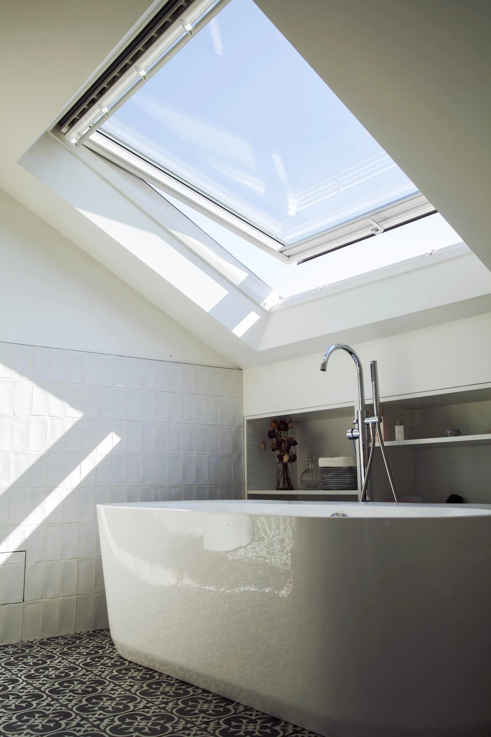 transformez votre salle de bain &agrave; courbevoie gr&acirc;ce &agrave; notre service de r&eacute;novation sur-mesure. design moderne, mat&eacute;riaux de qualit&eacute; et accompagnement personnalis&eacute; pour un espace fonctionnel et &eacute;l&eacute;gant.