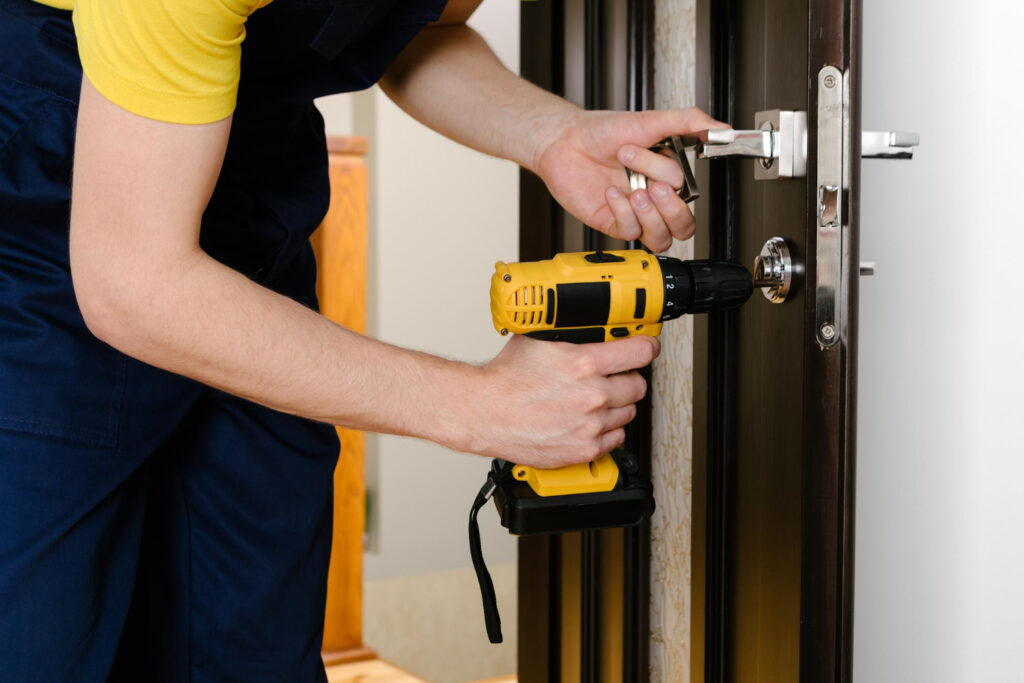 d&eacute;couvrez nos services de serrurerie : ouverture de porte, d&eacute;pannage d'urgence, installation de serrures de s&eacute;curit&eacute; et conseils personnalis&eacute;s. interventions rapides et professionnelles pour garantir votre tranquillit&eacute;.